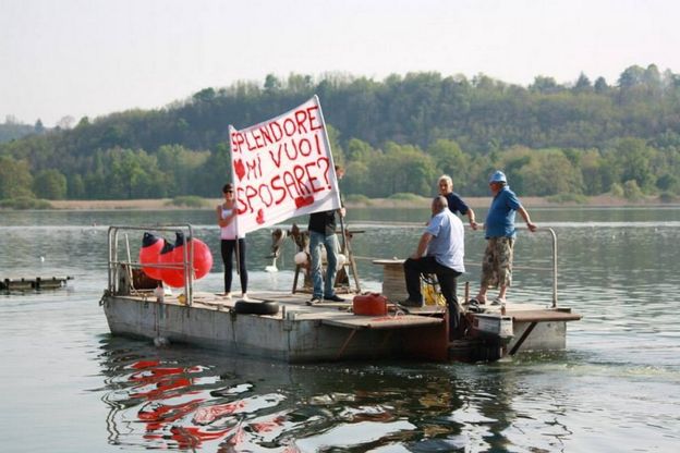 Varese, la proposta di matrimonio arriva dal lago