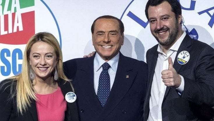 Sondaggi politici: quasi un elettore su due vota centrodestra. Sale ancora il M5s, stabile il Pd  