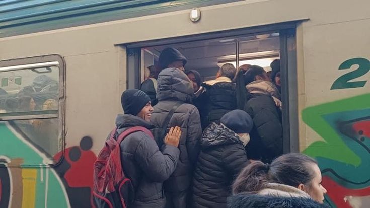 Treni fantasma e ritardi, la rabbia dei pendolari lombardi contro Trenord: “La Regione ha più interessi su autostrade e tangenziali che sulla ferrovia”