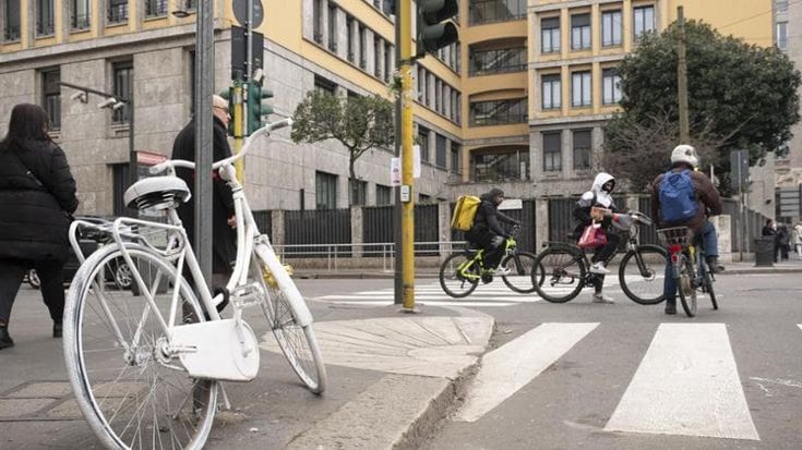 Ciclista travolta da una betoniera a Milano, chiuse le indagini sulla morte di Cristina Scozia: l’assessore Granelli rischia il processo