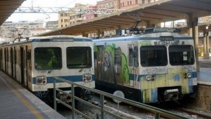 Roma-Lido in tilt, muore un passeggero alla stazione Ostia antica. Circolazione interrotta