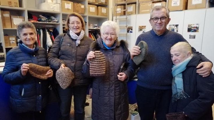 Le nonne di Crescenzago fanno cappelli caldi per i senzatetto della Casa della Carità: l’iniziativa solidale di ‘Angiolina’ portata avanti dalle sue amiche
