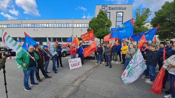 Pd e Cgil all’attacco su Electrolux: “No a Urso, dossier a palazzo Chigi”