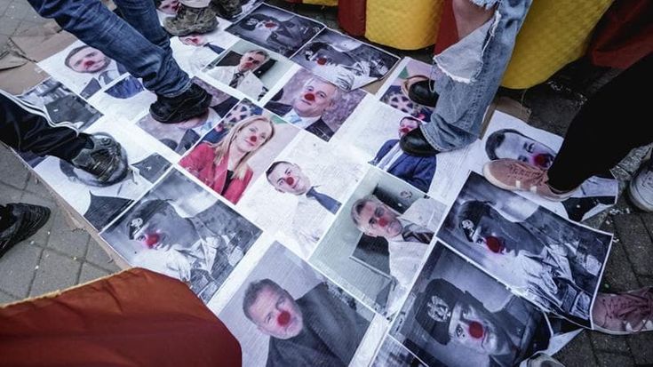 Askatasuna, polemica dopo il sopralluogo: “Costretti a camminare sulle foto dei colleghi politici”