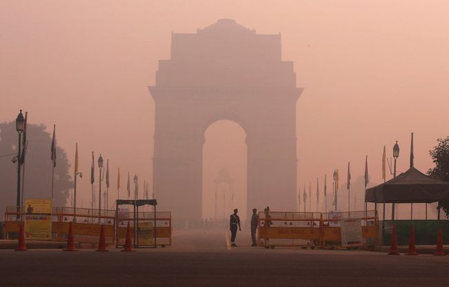 India: smog e fuochi di artificio, a Nuova Delhi è allarme rosso