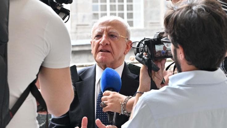 Salerno, show elettorale di De Luca con Gigi Finizio: “Riprendiamoci la città”