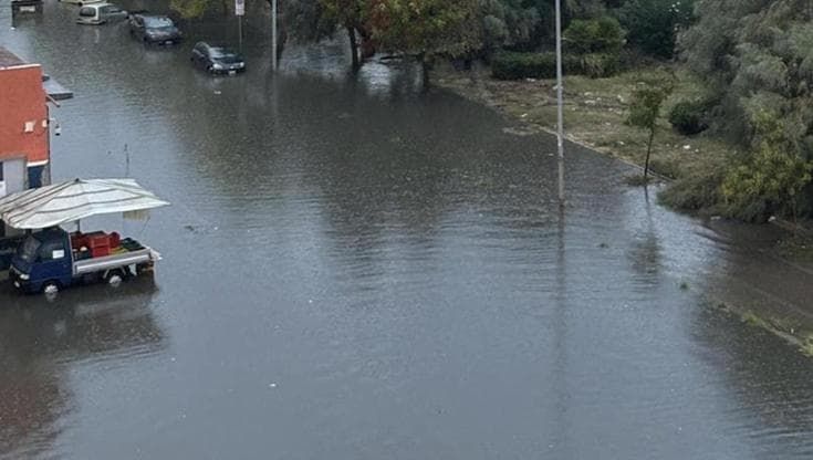 Maltempo e lo scoppio di una tubatura a Mondello, allagamenti e traffico in tilt a Palermo