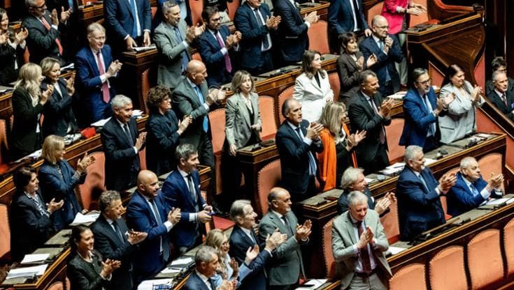 L’applauso che avverte e ammicca. Se il Pd si libera dell’alleato sleale