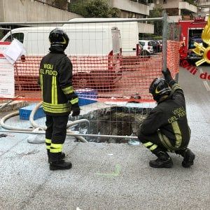 Roma, esplosione in cantiere stradale: operaio in codice rosso