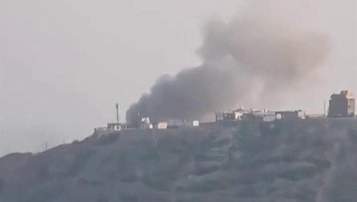 Yemen, gli Houthi bombardano il palazzo presidenziale di Aden: le immagini della colonna di fumo