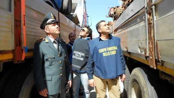 Bari, traffico internazionale di rifiuti: tonnellate di rottami di camion scoperte al porto
