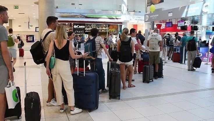 Venerdì nero del trasporto aereo, in Puglia 125 voli cancellati tra gli scali di Bari e Brindisi. Ecco la lista 