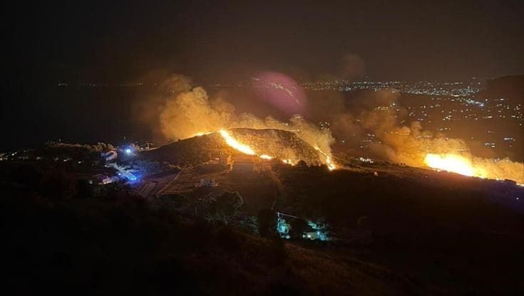 Incendio a Scopello, evacuate nella notte le abitazioni minacciate dalle fiamme