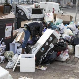 Rifiuti Roma, l'Antitrust apre istruttoria su fornitori Ama: "Possibile intesa per non partecipare alle gare"