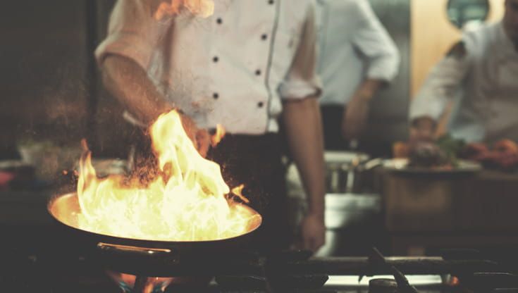 Chef muore dopo il turno, sale l’allarme per il caldo nelle cucine