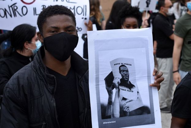 "Il razzismo non fa respirare": a Bari il sit-in per chiedere giustizia per George Floyd