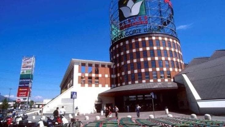 Gigli di nuovo aperti a Ferragosto, i sindacati: “Scelta sbagliata”. Indetto sciopero nel commercio