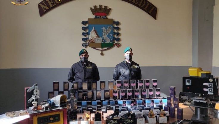 Napoli, profumi contraffatti per San Valentino: scoperte 2 fabbriche del falso