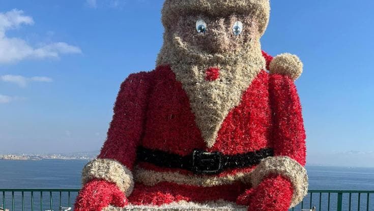 Posillipo, la crociata social contro Babbo Natale: “Così brutto, rovina il panorama”
