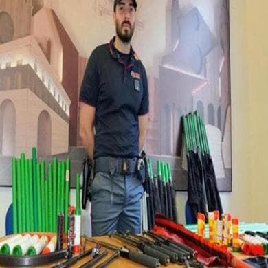 Ultrà del Milan a Firenze con coltelli e spranghe: 100 Daspo emessi del questore per l’arsenale sul pullman