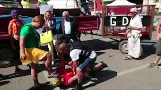 Carola Rackete arrestata con i piedi in testa. La "gag" diverte la deputata leghista
