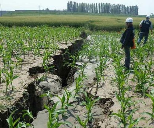 Terremoto, crepe e voragini nel terreno