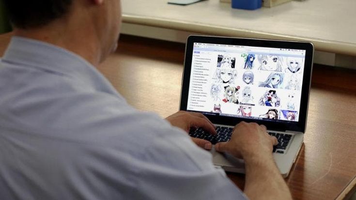 Pedopornografia, arrestati il rider animatore di oratorio e l’impiegato: adescavano minori online fingendosi coetanei. Almeno 10 le vittime, oltre 12.500 video sequestrati
