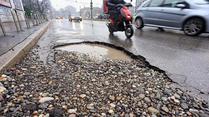 Salvini taglia del 70% la manutenzione stradale per dare soldi al Ponte: l’ira di sindaci e imprese