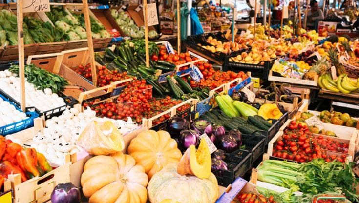 Dalla spesa al mercato alla lotta agli sprechi, i passi concreti per aiutare il pianeta