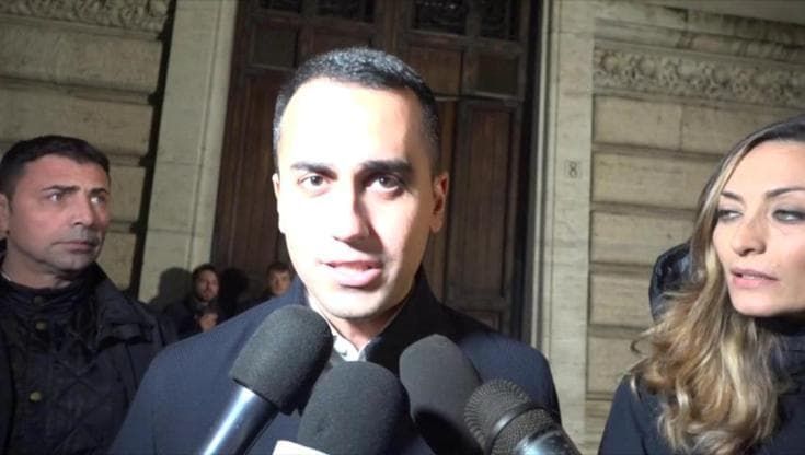 Lavoro nero e abusi, Di Maio: "Mai fatto prestanome di mio padre, bagno in piscina non è reato"