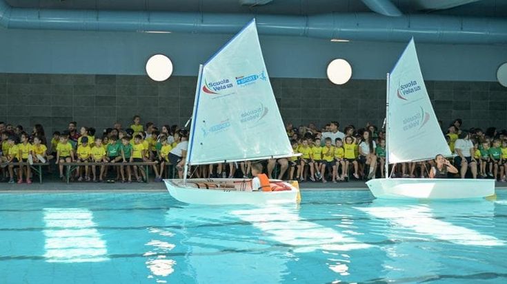 “Il mare dove non c’è”: la vela arriva a Caivano, regate in piscina per 350 bambini