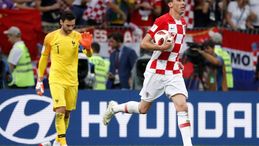 Russia 2018, il portiere Lloris tenta il dribbling su Mandzukic: la papera è clamorosa