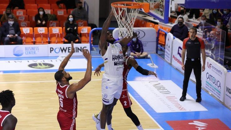 Basket, serie A: il posticipo è di Brindisi, battuta Reggio Emilia 79-70