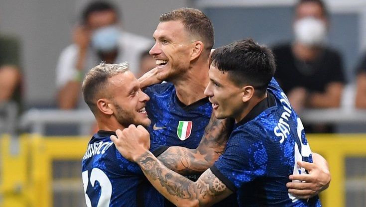 Inter-Genoa 4-0: partenza lanciata dei campioni d'Italia. A segno anche Calhanoglu e Dzeko