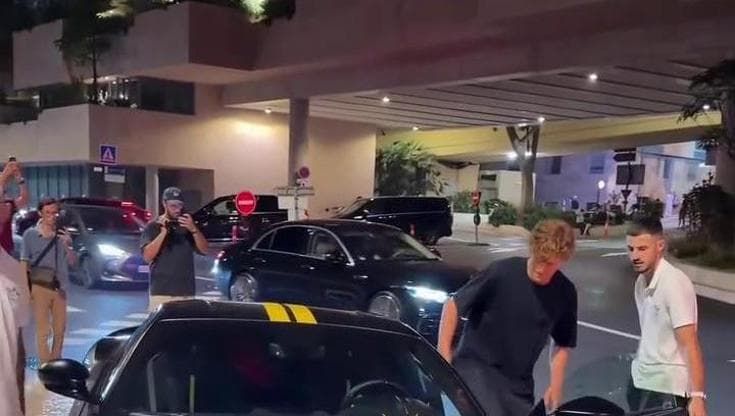Sinner gira per Montecarlo con la sua Ferrari da un milione. Omaggio all'Italia con il giallo Modena