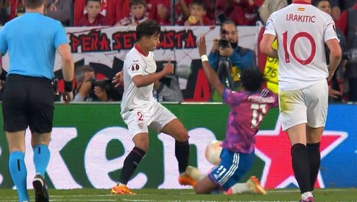 Juventus, fallo di Cuadrado in area, Siviglia furioso: ecco cosa è successo