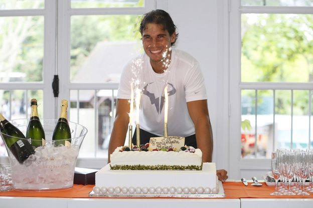 Tennis, auguri Nadal: 28 anni a Parigi con torta e candeline