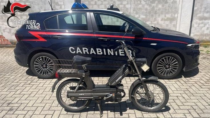 Motorino rubato nel 1984 ritrovato dopo 42 anni: i carabinieri lo restituiscono al proprietario