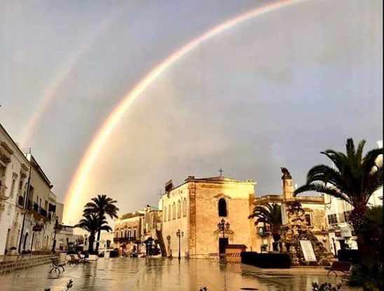 Un paese da favola: dal castello all'oasi, Carovigno nelle immagini sui social 