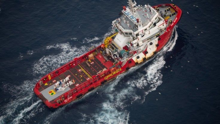 Canale di Sicilia, la procura indaga sulla rotta del rimorchiatore con a bordo i migranti