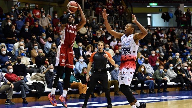 Basket, prima sconfitta in campionato per Milano: Trieste vince 71-68