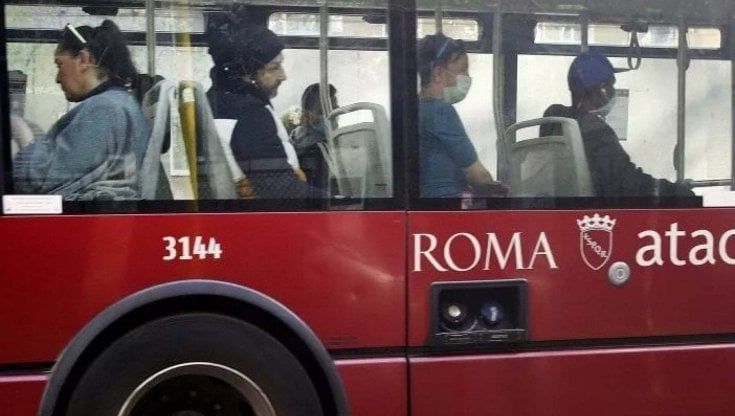 Il verificatore Atac: "Controllare distanziamento e mascherine sui bus? Impossibile, ci linciano"