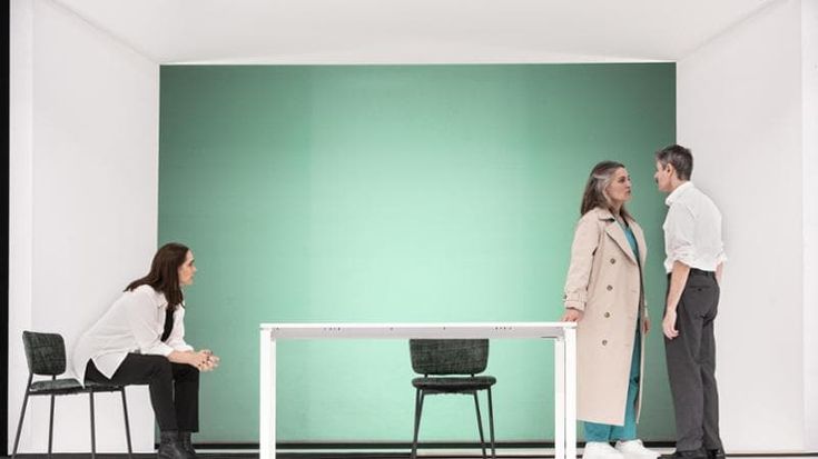 La stratificazione di ‘The city’, Jacopo Gassmann porta in scena il disamore di un uomo e una donna