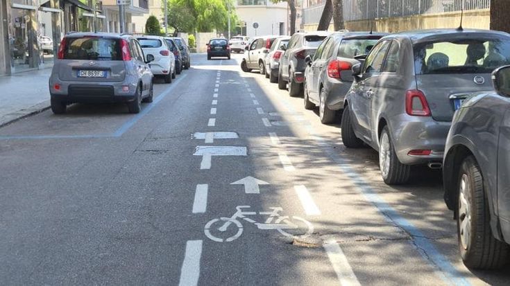 A Lecce scontro sulle nuove piste ciclabili: “Le corsie sono bizzarre, non sicure né sostenibili”