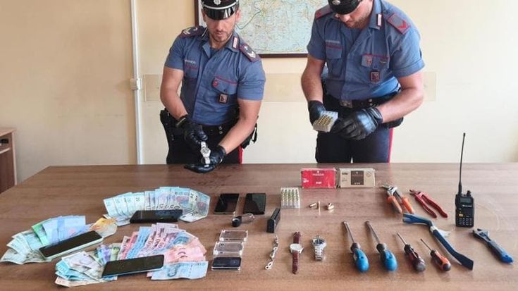 Rolex e diamanti rubati in casa con le chiavi trovate nelle auto: quattro fermati dopo 24 furti