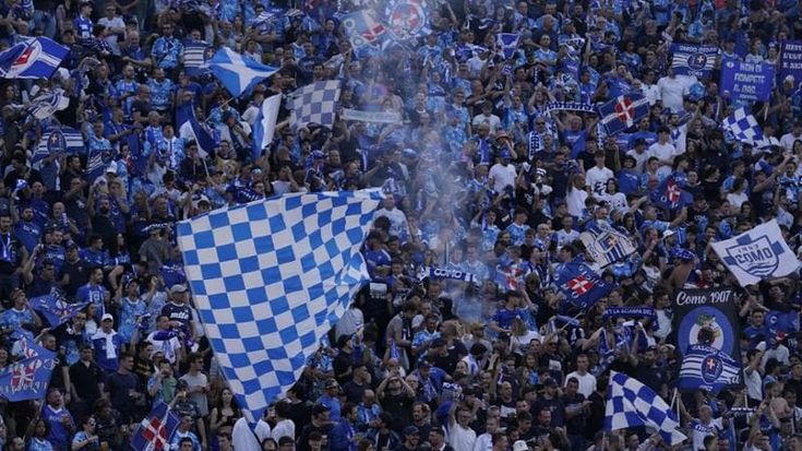 Il Como fa festa: è di nuovo in Serie A dopo 21 anni