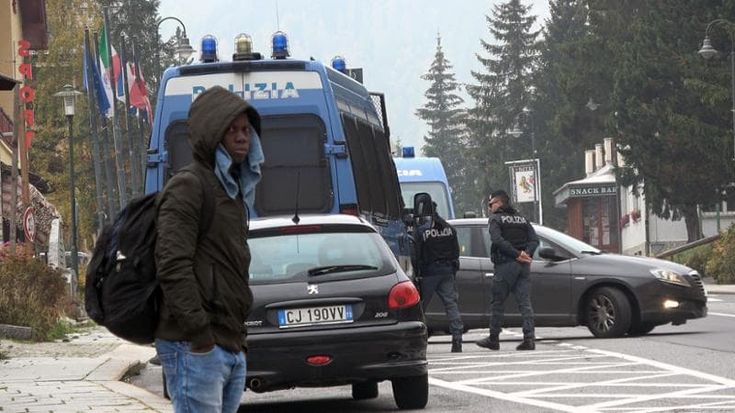 Tagliati i fondi al rifugio dei migranti: un concerto per raccogliere soldi, guanti e scarponi