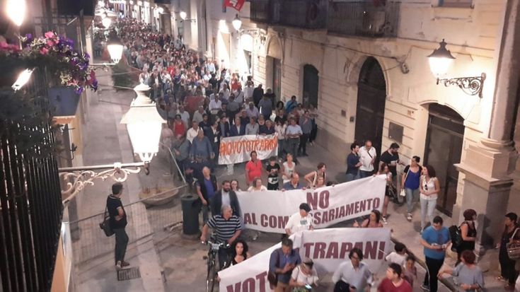 Trapani scende in piazza per assicurare il voto: le foto