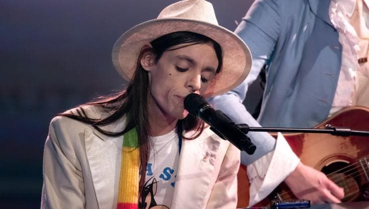 Lucio Corsi a Napoli, tra Bob Dylan e le Vele: “Sul palco riesco a sentirmi qualcos’altro”