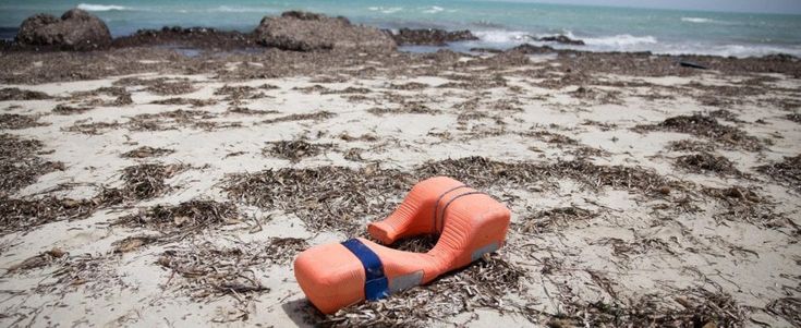 Migranti, naufragio in Grecia: 9 morti, salvi 350. Strage in Libia, 117 cadaveri a Zuwara